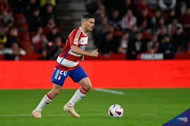Sergio Ruiz durante el partido contra el Villarreal (JOSÉ M. BALDOMERO)