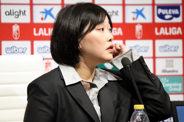 Sophia Yang, presidenta del Granada CF, durante la rueda de prensa (CRISTIAN FERNÁNDEZ)