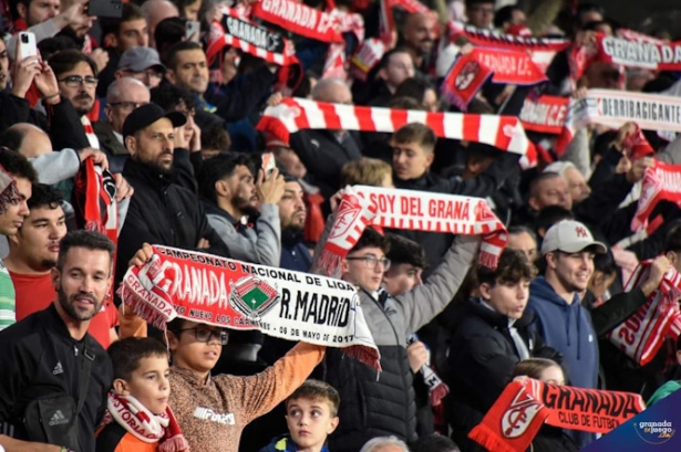 Afición del Granada CF en el partido ante el Villarreal (JOSÉ M. BALDOMERO)