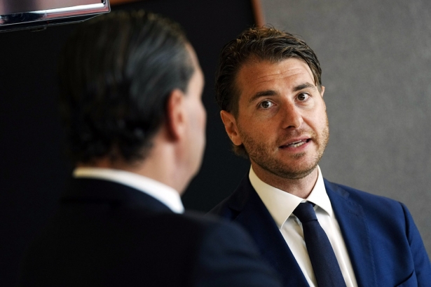 Matteo Tognozzi, director deportivo, dialoga con Alfredo García Amado, director general del Granada CF (GCF)