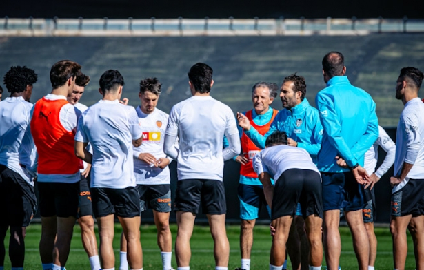 Rubén Barajas da instrucciones durante un entrenamiento (VALENCIA CF)