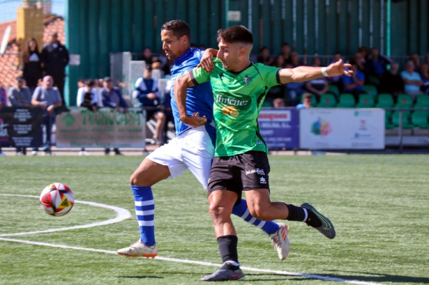 El CD Huétor Vega recibe este domingo a la UD Torre del Mar (CRISTIAN FERNÁNDEZ)