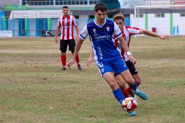 La UD Maracena recibe este domingo al Juventud de Torremolinos (J. PALMA)