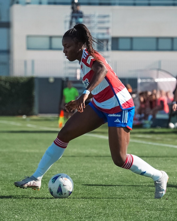 Edna avanza con el balón (GRANADA CF)