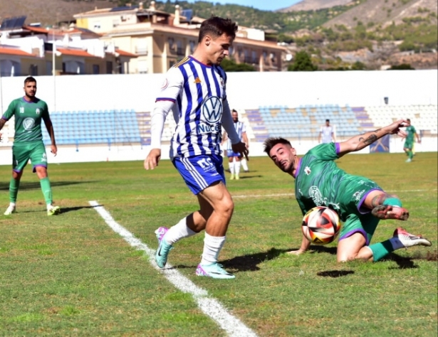 Mario Alonso (CF Motril) y Fran Moreno (Mancha Real) mantuvieron una interesante pugna (SEMANARIO MUCHO DEPORTE) 