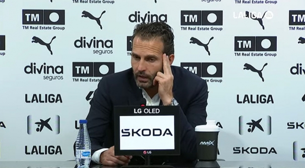 Ruben Baraja, entrenador del Valencia CF, en un momento de la rueda de prensa (LALIGA)