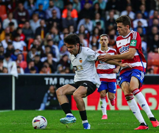Gerard Gumbau durante el partido ante el Valencia (LOF)