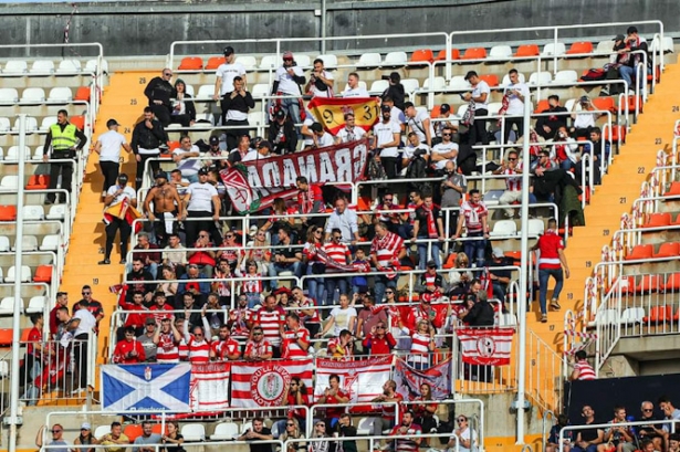 Afición del Granada CF en Mestalla (LOF)