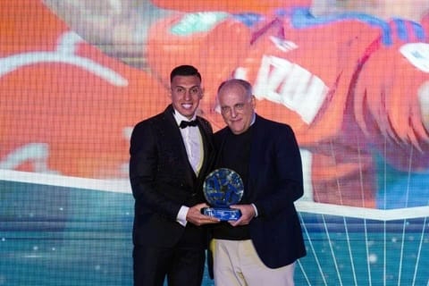 Javier Tebas entrega el galardón a Myrto Uzuni (AFE)