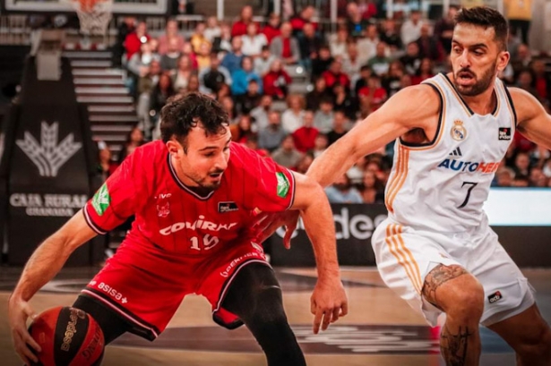 Lluís Costa ante Facu Campazzo en el partido ante el Real Madrid (DAVID TORRES)