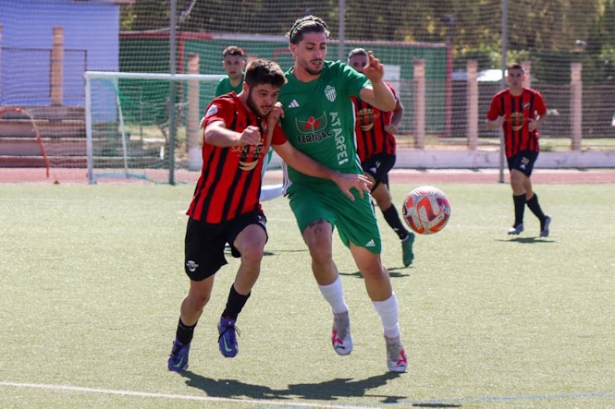 Rubén Osuna en el partido ante el San Pedro (CRISTIAN FERNÁNDEZ) 