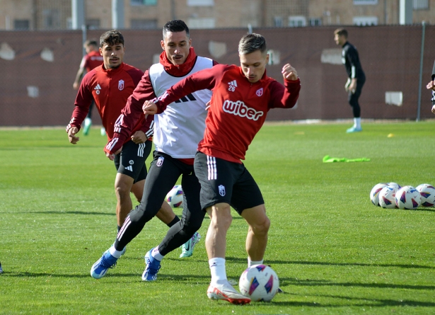 Bryan Zaragoza presionado por Callejón en el entrenamiento del pasado miércoles en la Ciudad Deportiva (J. PALMA)