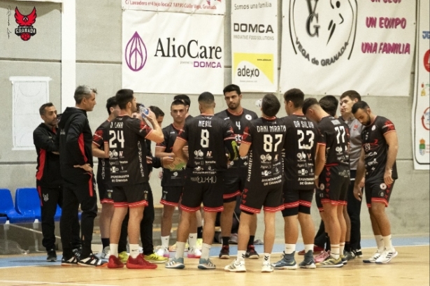 Javier Elvira da instrucciones durante un tiempo muerto (CBM GRANADA) 