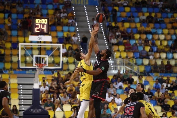 Salto inicial del partido (GRAN CANARIA CB) 