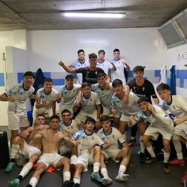 La UD Maracena celebra el triunfo ante Tiro Pichón (UD MARACENA) 