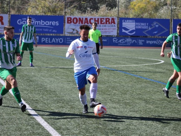 Javi del Moral controla el balón entre dos jugadores del Benagalbón (MIGUEL JÁIMEZ)