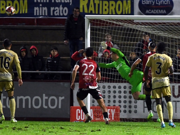 Adri López, portero del Granada CF, en una acción de la Copa del Rey (LOF)