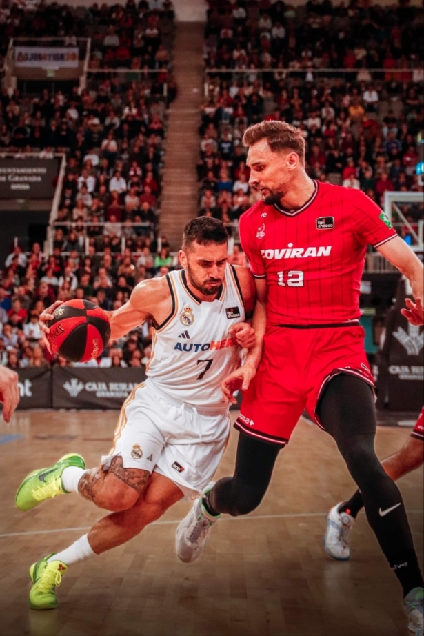Evaldas Kairys defiende a Facu Campazzo (DAVID TORRES) 