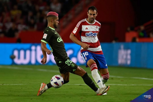 Víctor Díasz durante el partido ante el Girona (JOSÉ M. BALDOMERO)