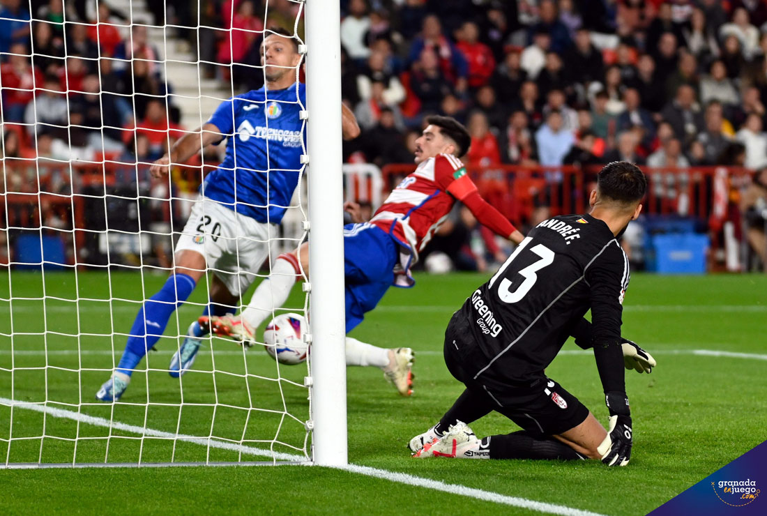 Neva evitó en la línea de gol el segundo tanto del Getafe CF en el último encuentro (JOSÉ M. BALDOMERO) Neva evitó en la línea de gol el segundo tanto del Getafe CF en el último encuentro (JOSÉ M. BALDOMERO)