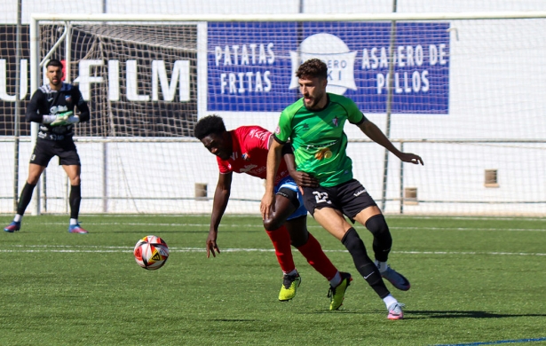 El CD Huétor Vega recibe este domingo al Poli Almería (CRISTIAN FERNÁNDEZ)