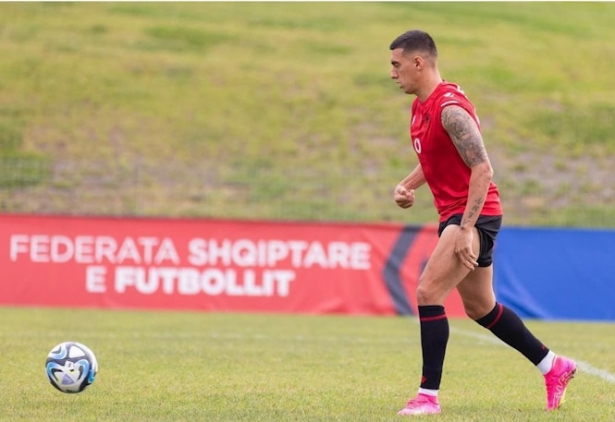 Uzuni durante un entrenamiento con la selección albanesa 