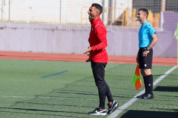 El entrenador del Almuñécar City, Biri (CRISTIAN FERNÁNDEZ) 