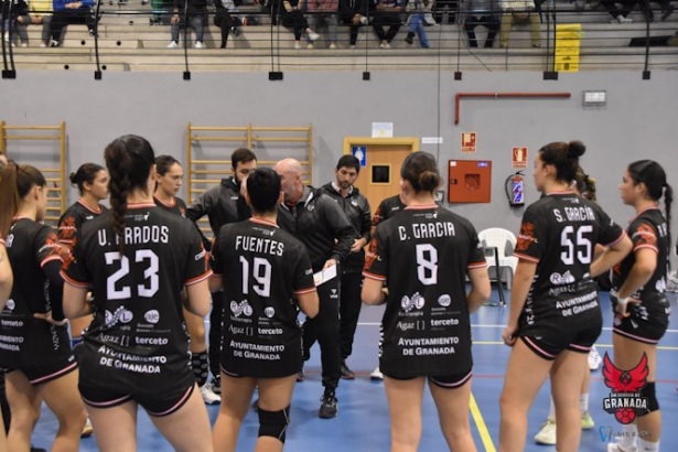 Pablo Perea da instrucciones a sus jugadoras (FUNDACIÓN BM GRANADA)