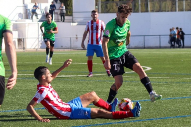 Jorge Vela recibe una entrada de un jugador almeriense (CRISTIAN FERNÁNDEZ) 