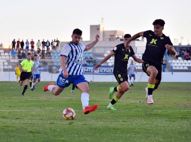 Jordi Scigliotti fue el jugador motrileño más incisivo de cara a puerta (SEMANARIO MUCHO DEPORTE)