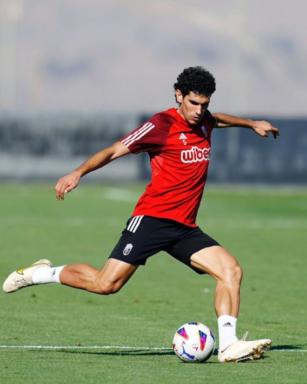 Jesús Vallejo durante un entrenamiento del Granada CF (GRANADA CF / ARCHIVO)