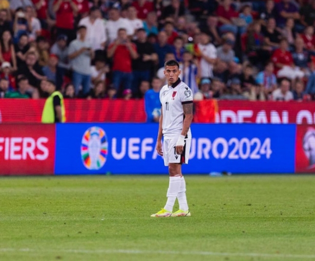 Myrto Uzuni con la selección albanesa 