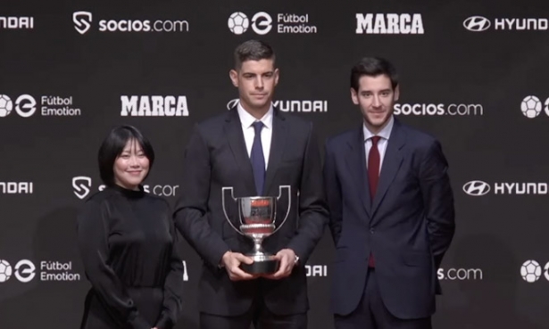 Raúl Fernández recibe el galardón (MARCA)