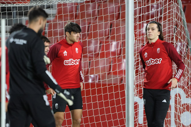 Álvaro Carreras, a la derecha, en el entrenamiento de esta tarde en Los Cármenes (JOSÉ ANDRÉS FERNÁNDEZ) Álvaro Carreras, a la derecha, en el entrenamiento de esta tarde en Los Cármenes (JOSÉ ANDRÉS FERNÁNDEZ)