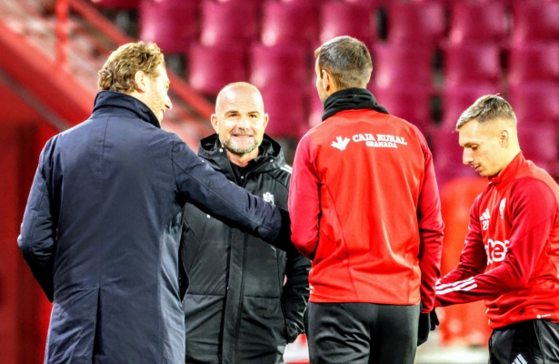 Paco López junto a Mateo Tognozzi, Víctor Díaz y Bryan Zaragoza antes del entrenamiento de ayer en `Los Cármenes` (JOSÉ ANDRÉS FERNÁNDEZ)