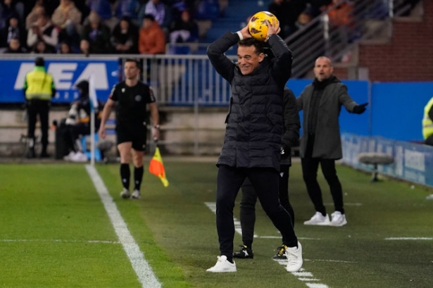 Luis García devuelve el balón al campo (LOF)