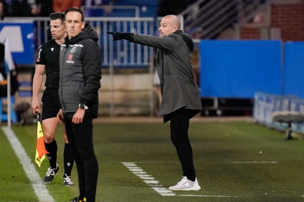 Paco López da instrucciones durante el partido (LOF)