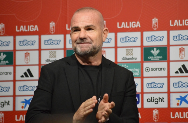 Paco López aplaudió a sus jugadores al término de la rueda de prensa de despedida (J. PALMA)