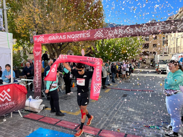 Uno de los ganadores del mini trail masculino entra en meta (AYTO. GÜEJAR SIERRA)