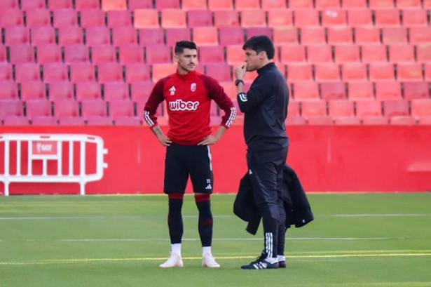 Alexander Medina habla con Carlos Neva durante el entrenamiento (CRISTIAN FERNÁNDEZ)