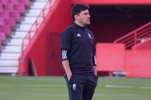 Alexander Medina ha dirigido su primer entrenamiento en `Los Cármenes` (CRISTIAN FERNÁNDEZ)