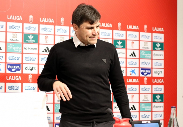 Alexander Medina, nuevo entrenador del Granada CF, a su llegada a la sala de prensa (CRISTIAN FERNÁNDEZ)