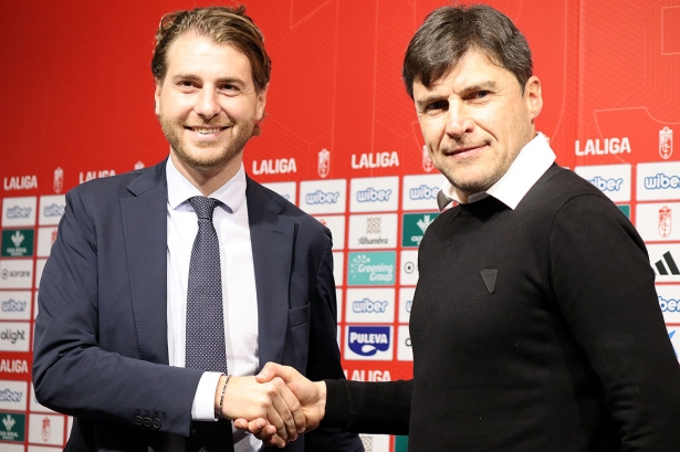 Matteo Tognozzi estrecha la mano de Alexander Medina en su presentación (CRISTIAN FERNÁNDEZ)