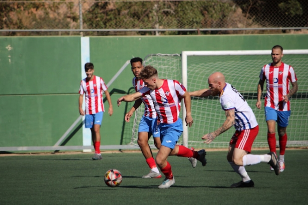 Illescas presiona a un jugador del Poli Almería (DAVINIA CAPEL)
