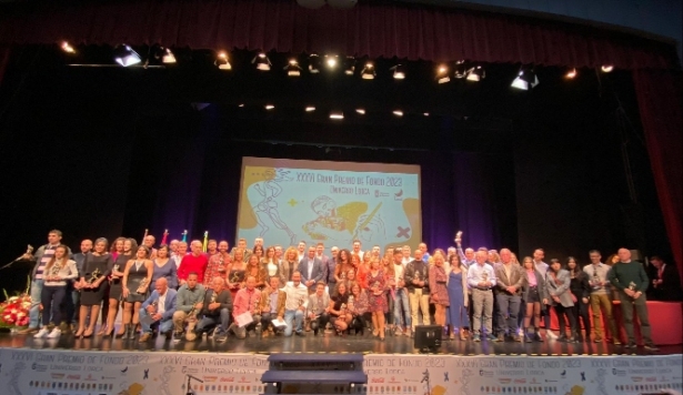 Foto de familia de los galardonados (DIPGRA) 