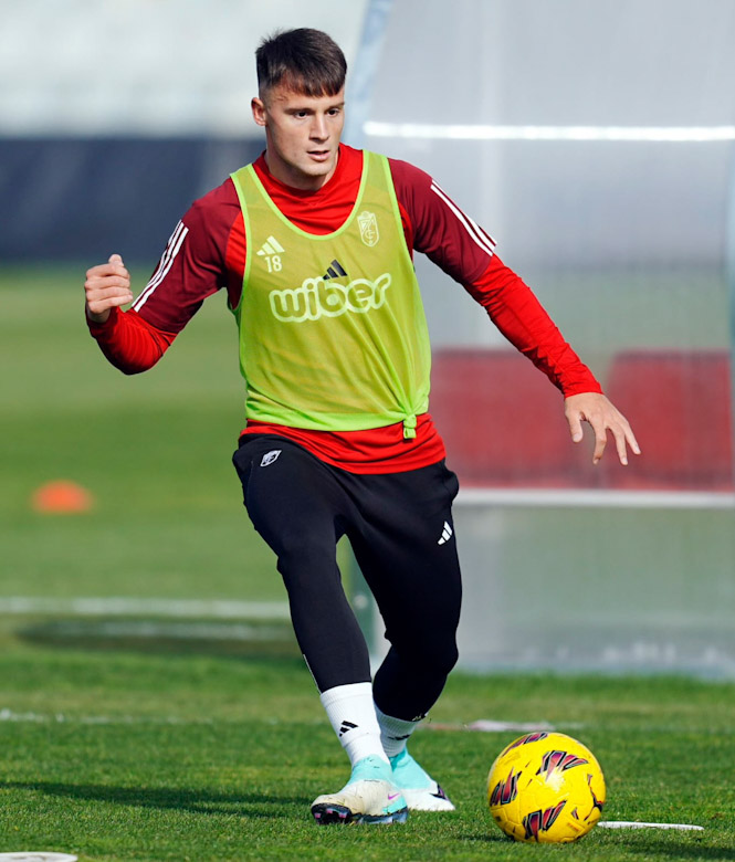 Petrovic, que luce esta semana nuevo loock, podría tener este sábado su primera titularidad en liga (GRANADA CF) Petrovic, que luce esta semana nuevo loock, podría tener este sábado su primera titularidad en liga (GRANADA CF)