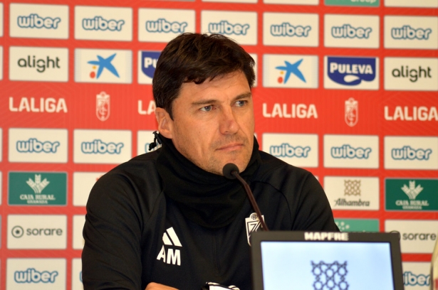 Alexander Medina, entrenador del Granada CF, en la rueda de prensa previa al encuentro ante el Real Madrid (J. PALMA)