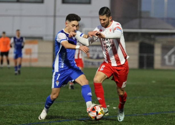 Falin y Fran Machado pelean por el balón (JOSÉ ANDRÉS FERNÁNDEZ)