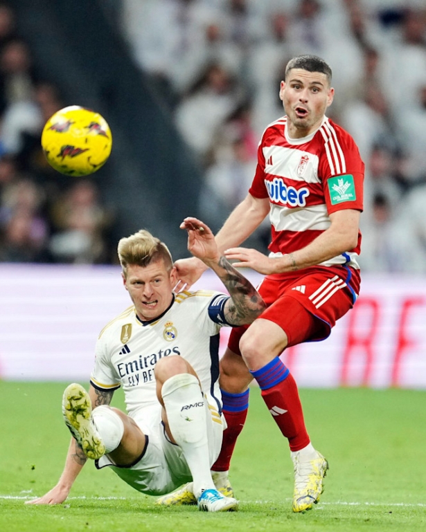 Sergio Ruíz con Toni Kroos (GRANADA CF)