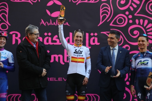 Mavi García entre Óscar Campillo, director de Relevo, y Jorge Iglesias, Concejal de Deportes del Ayuntamiento de Granada (ÁLVARO GARCÍA HERRERO) 